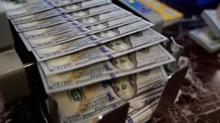 Dolar Dün Gece 3.8081 Lirayı Gördü!