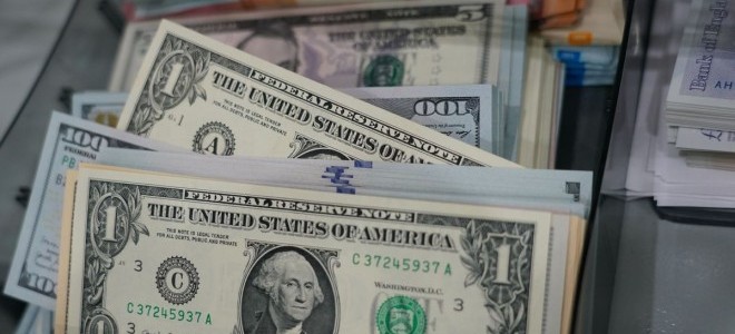 Dolar endeksi haftaya bir ayın zirvesine çıkarak başladı