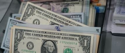 Dolar endeksi haftaya bir ayın zirvesine çıkarak başladı