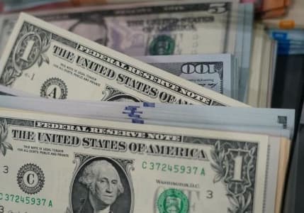 Dolar endeksi haftaya bir ayın zirvesine çıkarak başladı