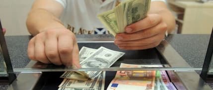 Döviz kurları rekor koşusunu sürdürürken, bankaların alım satım makası yeniden 1 liraya yaklaştı