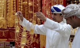 Dubai'de altın stoku birikti: Tüccarlar elden çıkarmak için zararına satışa başladı