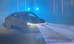 Elon Musk, direksiyon ve pedalsız robotaksiyi tanıttı
