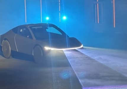 Elon Musk, direksiyon ve pedalsız robotaksiyi tanıttı