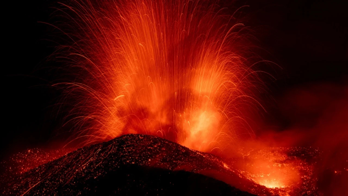 Etna Yanardağı patladı, turistler mahsur kaldı