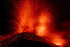 Etna Yanardağı patladı, turistler mahsur kaldı