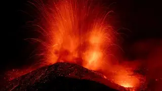 Etna Yanardağı patladı, turistler mahsur kaldı