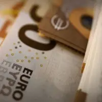 Euro 17 ayın en düşük seviyesine geriledi