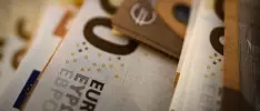 Euro 17 ayın en düşük seviyesine geriledi