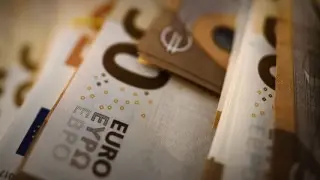 Euro 17 ayın en düşük seviyesine geriledi