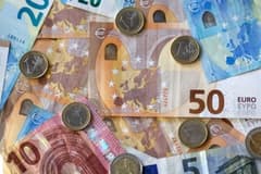 Euro, dolar karşısında 7 ayın en düşük seviyesine geriledi