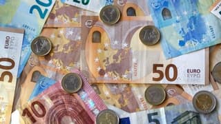 Euro, dolar karşısında 7 ayın en düşük seviyesine geriledi