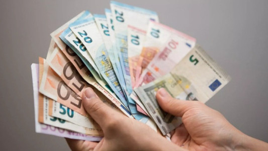 Euro dolar karşısında üç ayın en düşük seviyesine indi