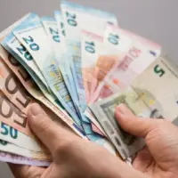 Euro dolar karşısında üç ayın en düşük seviyesine indi