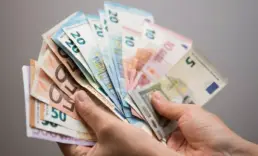 Euro dolar karşısında üç ayın en düşük seviyesine indi