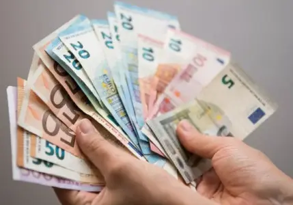 Euro dolar karşısında üç ayın en düşük seviyesine indi