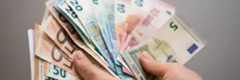 Euro dolar karşısında üç ayın en düşük seviyesine indi