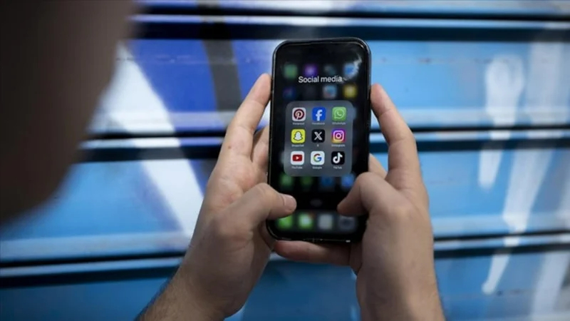 Fransa'da 15 yaş altına kısmi sosyal medya yasağı kabul edildi