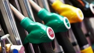 Fransa’da akaryakıt vergileri altı aylığına askıya alındı