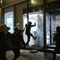 Fransa'da yağmalanan ürünler ikinci el sitelerine düştü