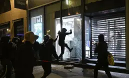 Fransa'da yağmalanan ürünler ikinci el sitelerine düştü