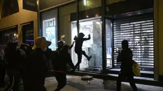 Fransa'da yağmalanan ürünler ikinci el sitelerine düştü