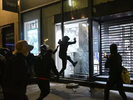 Fransa'da yağmalanan ürünler ikinci el sitelerine düştü
