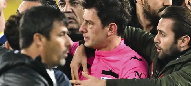 Hakeme atılan yumruk, 4 büyükleri de vurdu