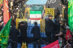 Hamaney'in cenazesi Irak'ta: Binlerce kişi meydanları doldurdu