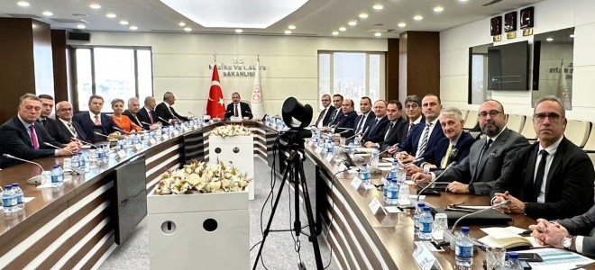 Hazine ve Maliye Bakanlığı yetkilileri otomotiv sektörü temsilcileriyle bir araya geldi