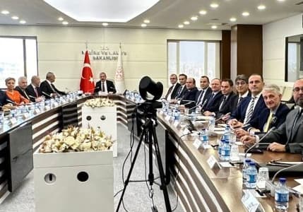 Hazine ve Maliye Bakanlığı yetkilileri otomotiv sektörü temsilcileriyle bir araya geldi