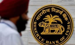 Hindistan Merkez Bankası beş yıl sonra ilk kez faiz indirdi