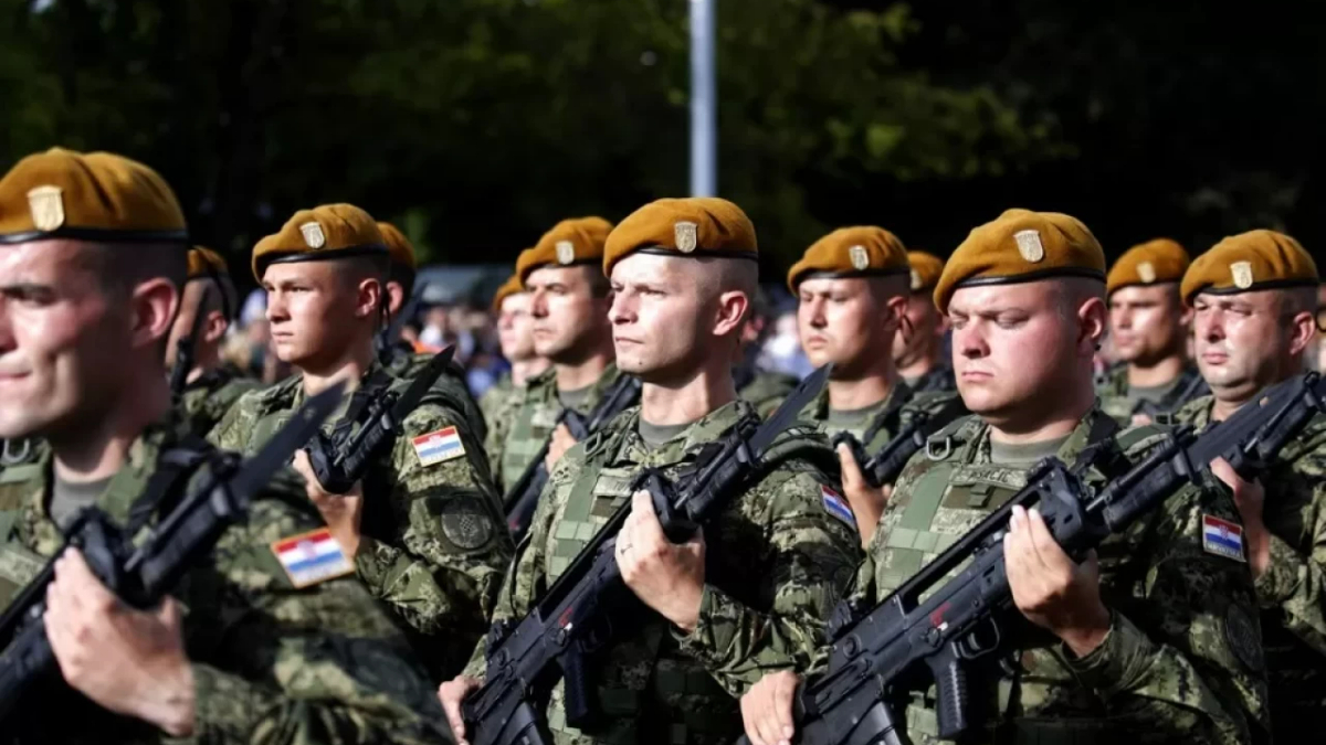 Hırvatistan zorunlu askerliğe geri döndü: İlk grup askerler kışlalarına teslim oldu