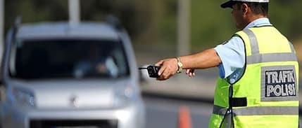 Hukukçular yorumladı: 'Selektörle radar uyarısına verilen ceza' hukuki mi?