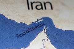 Hürmüz Boğazı'nda gemi trafiği durma noktasına geldi