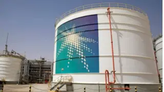 Husiler, Suudi Arabistan'daki petrol tesislerine saldırdı