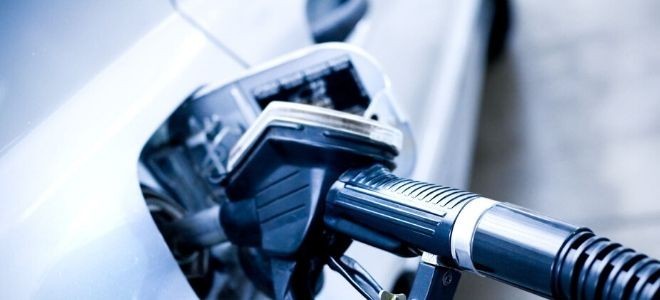 İngiltere'de benzin fiyatı litre başına 1,42 sterlinle rekor seviyeye yükseldi