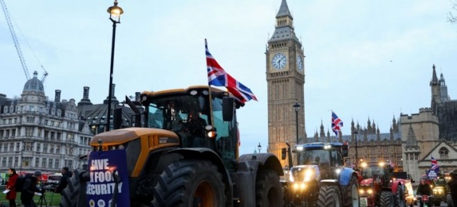 İngiltere'de çiftçiler yüzlerce traktörle hükümeti protesto etti