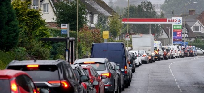 İngiltere’de Londra ve ülkenin güneydoğu bölgesindeki benzin istasyonlarının yüzde 10’unda yakıt yok