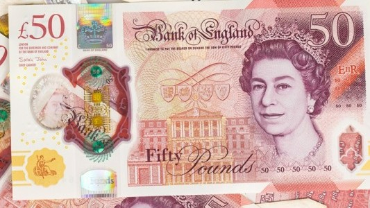 İngiltere ekonomisi beklenenden hızlı büyüdü