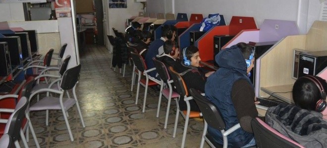 Bir dönemin sosyalleşme mekanı internet kafeler bir bir eksiliyor