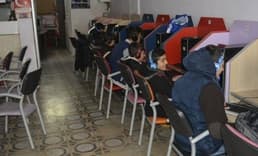 Bir dönemin sosyalleşme mekanı internet kafeler bir bir eksiliyor