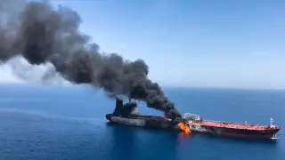 İran: Basra Körfezi'nde petrol transferi yapan 4 gemi vuruldu