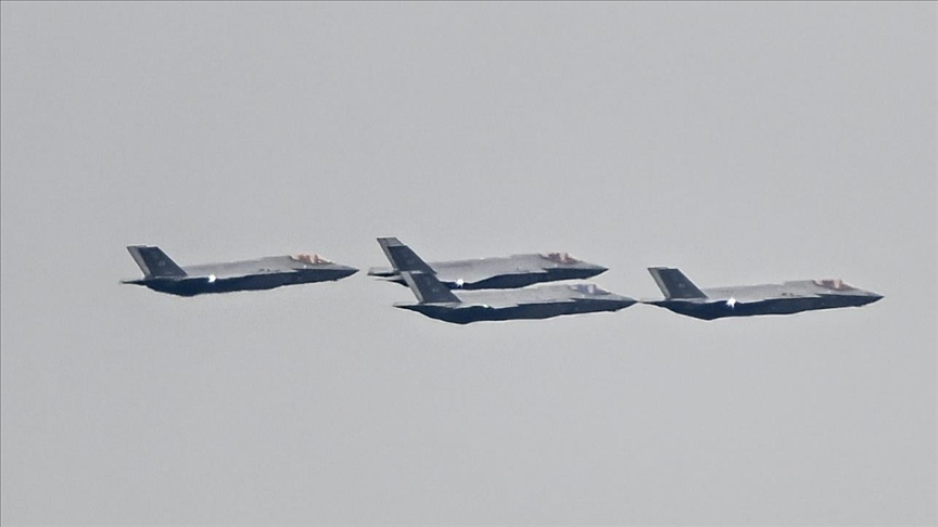 İspanya, ABD uçaklarına hava sahasını kapattı