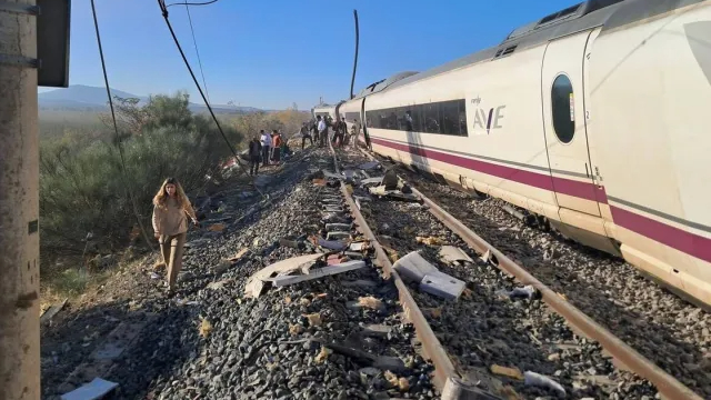 İspanya'da iki yüksek hızlı tren çarpıştı: Çok sayıda kişi hayatını kaybetti
