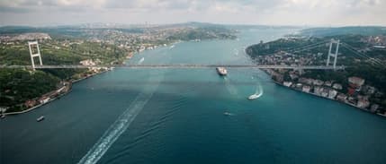 İstanbul Boğazı'nda gemi trafiği çift yönlü askıya alındı