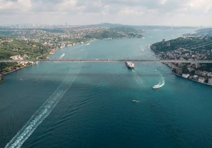 İstanbul Boğazı'nda gemi trafiği çift yönlü askıya alındı