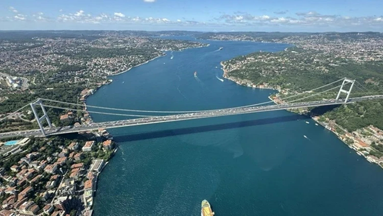 İstanbul Boğazı'nda gemi trafiği çift yönlü askıya alındı