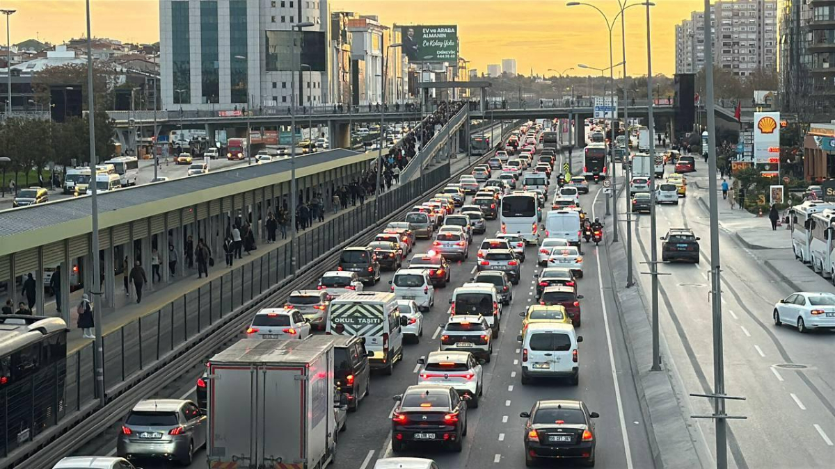 İstanbul'da bazı yollar trafiğe kapandı