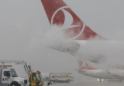İstanbul'da kar yağışı başladı: Sabiha Gökçen'de uçuşlar azaltıldı